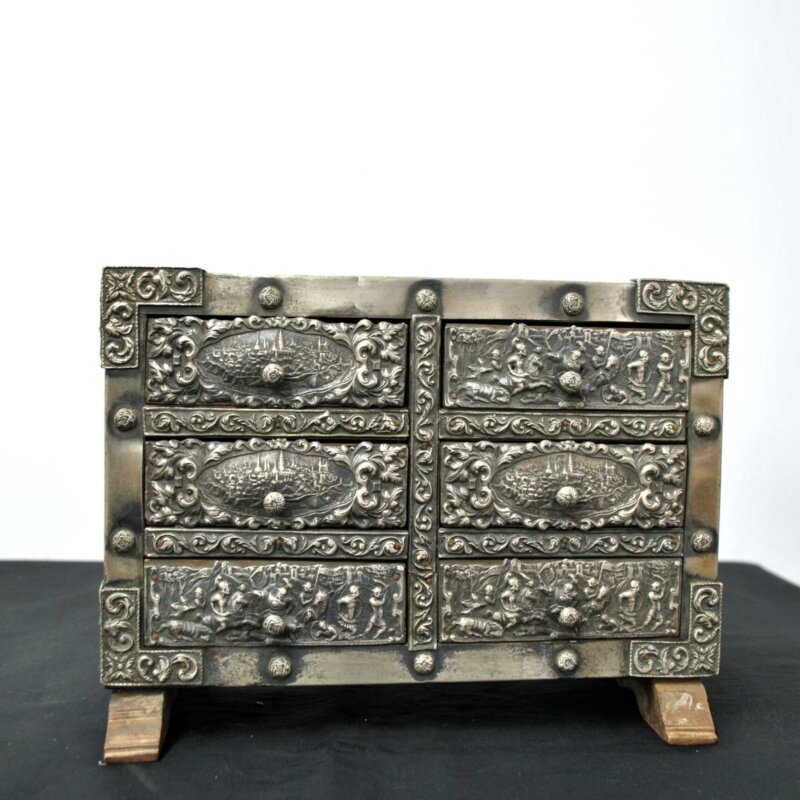 Bargueño de mesa repujado