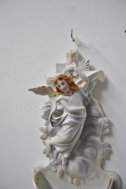 Benditera de Porcelana con Ángel y Cruz - Imagen 4