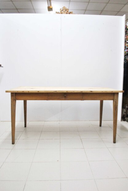 Mesa rústica de madera