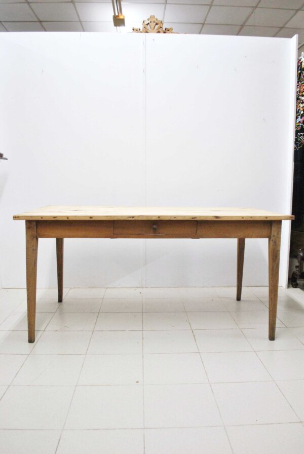 Mesa rústica de madera
