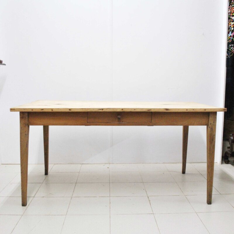 Mesa rústica de madera