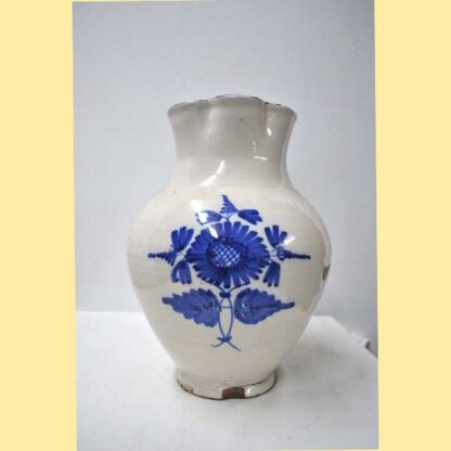 Jarra cerámica y flores