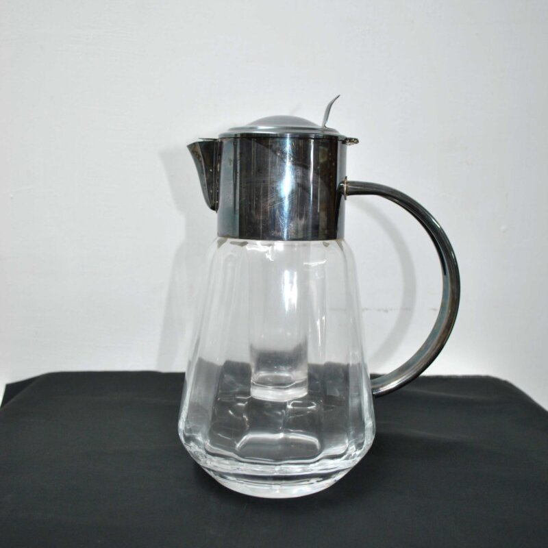 Jarra de cristal y metal