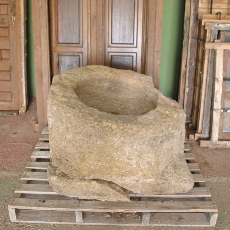 Pila o brocal de piedra