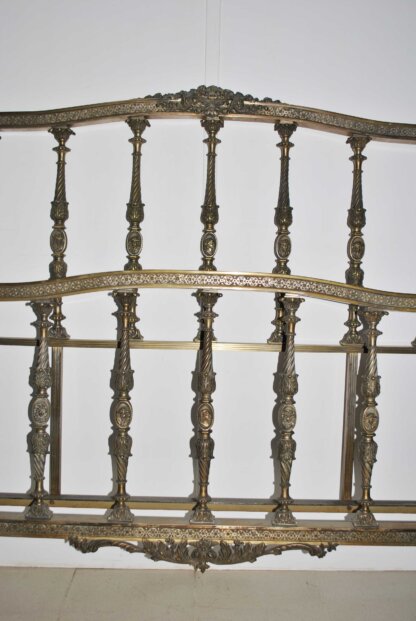 Cama antigua de bronce - Imagen 2