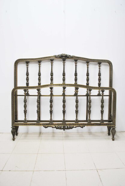 Cama antigua de bronce