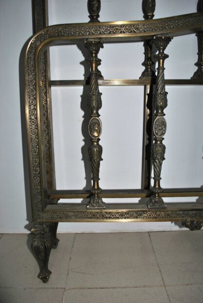 Cama antigua de bronce - Imagen 6