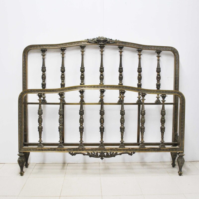 Cama antigua de bronce