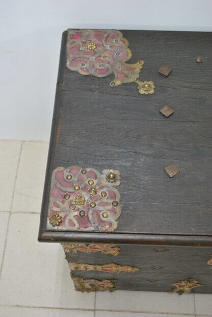 Baúl de madera con herrajes - Imagen 5