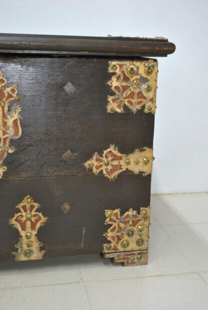 Baúl de madera con herrajes - Imagen 8