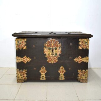 Baúl de madera con herrajes