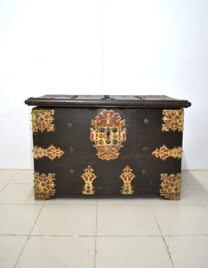 Baúl de madera con herrajes