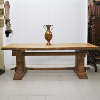 Mesa rústica medieval