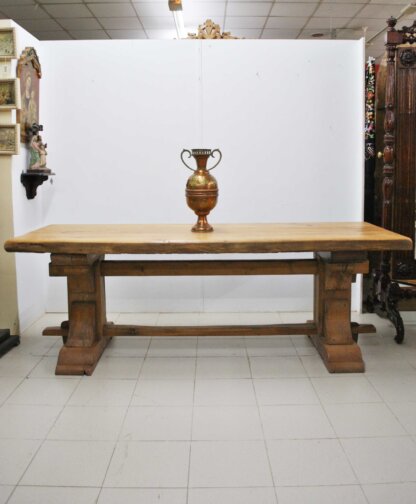 Mesa rústica medieval