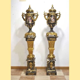 Columnas con jarrones