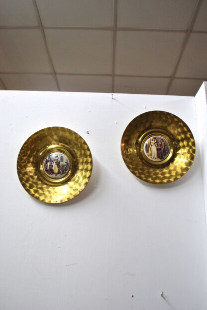 Platos de latón y escenas porcelana