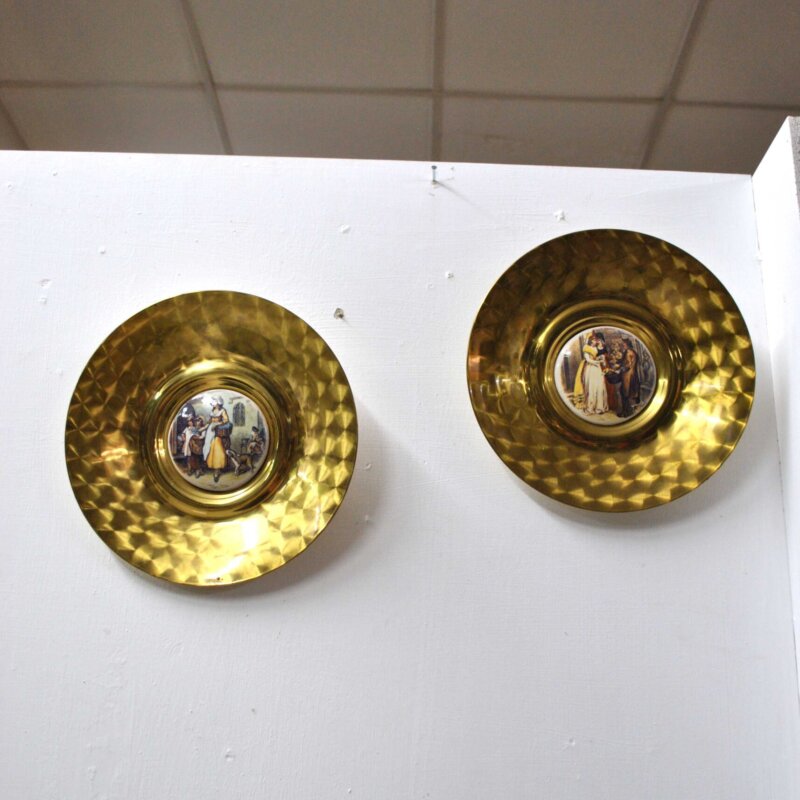 Platos de latón y escenas porcelana