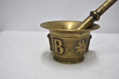 Mortero de bronce grabado - Imagen 2