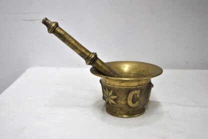Mortero de bronce grabado - Imagen 3