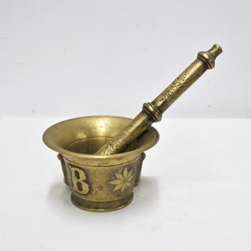 Mortero de bronce grabado