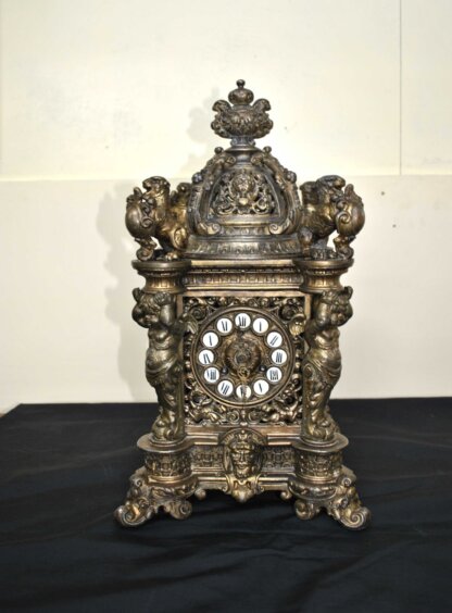 Reloj de bronce cincelado