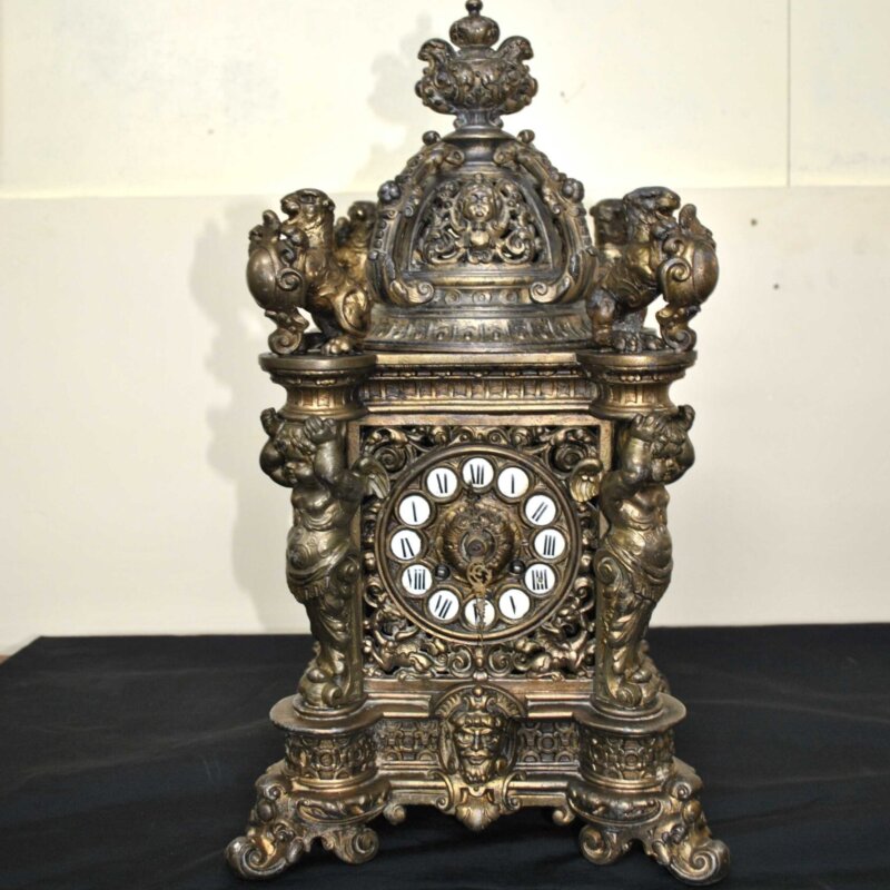 Reloj de bronce cincelado