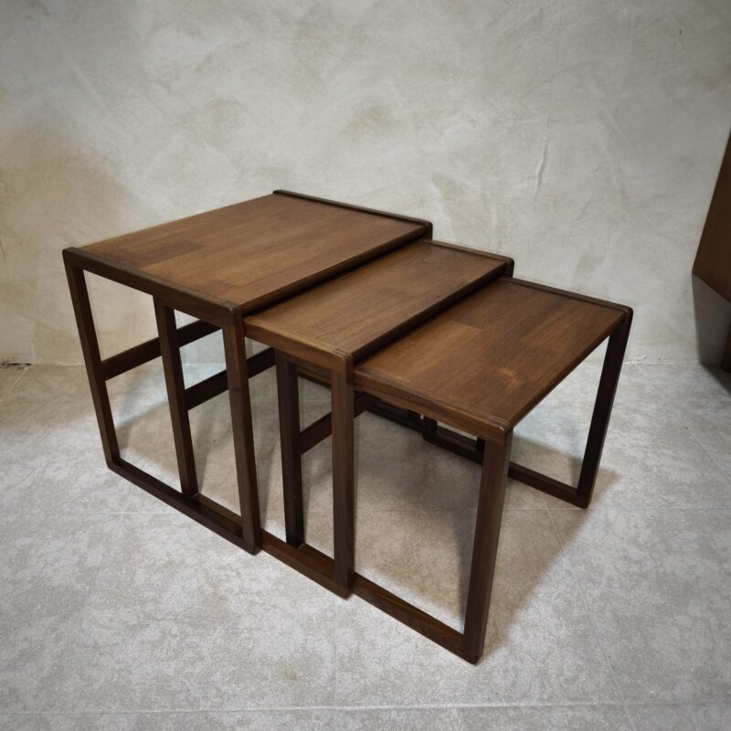 Antiguas mesas nido Gplan