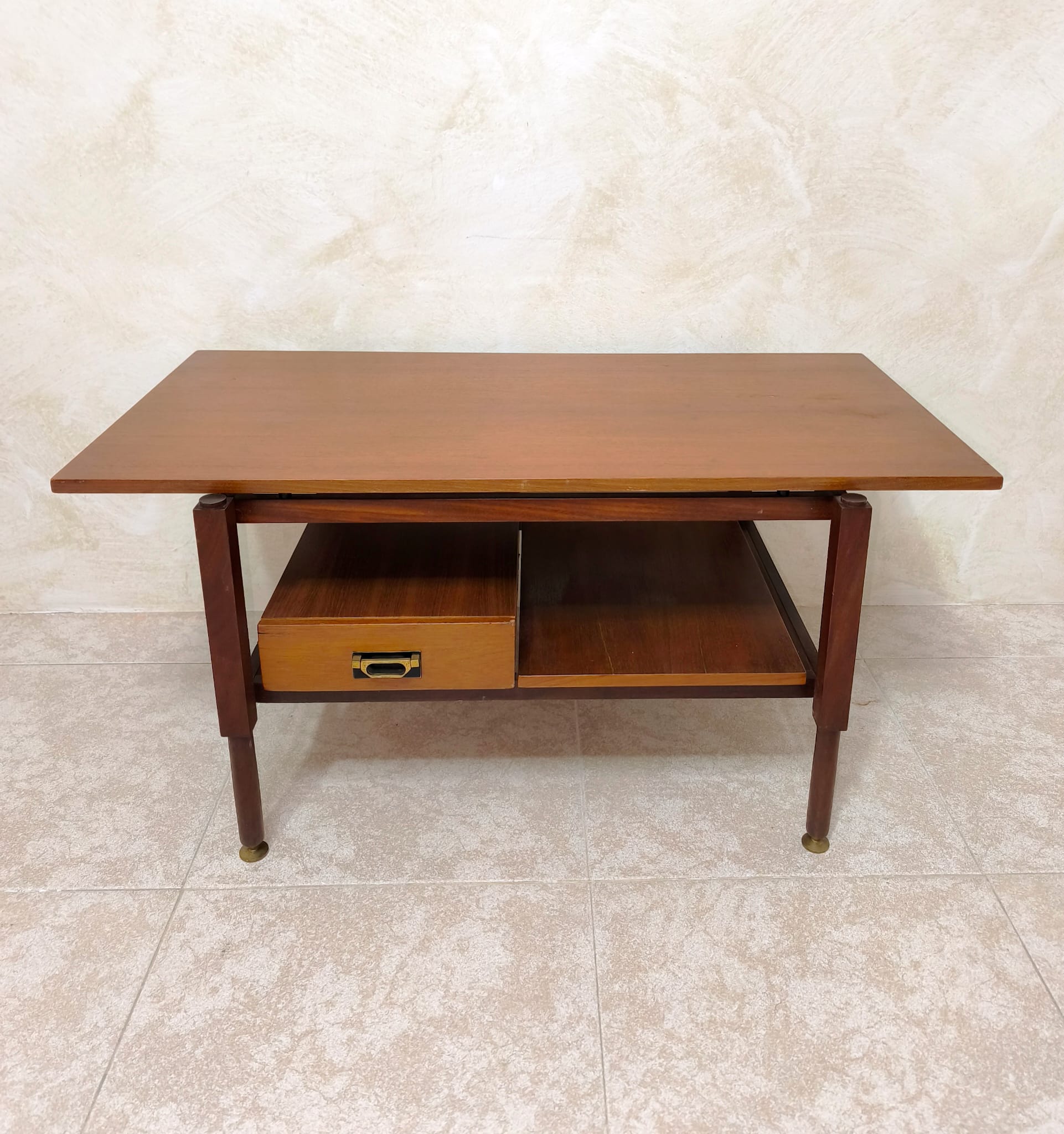 Mesa de centro o auxiliar danesa