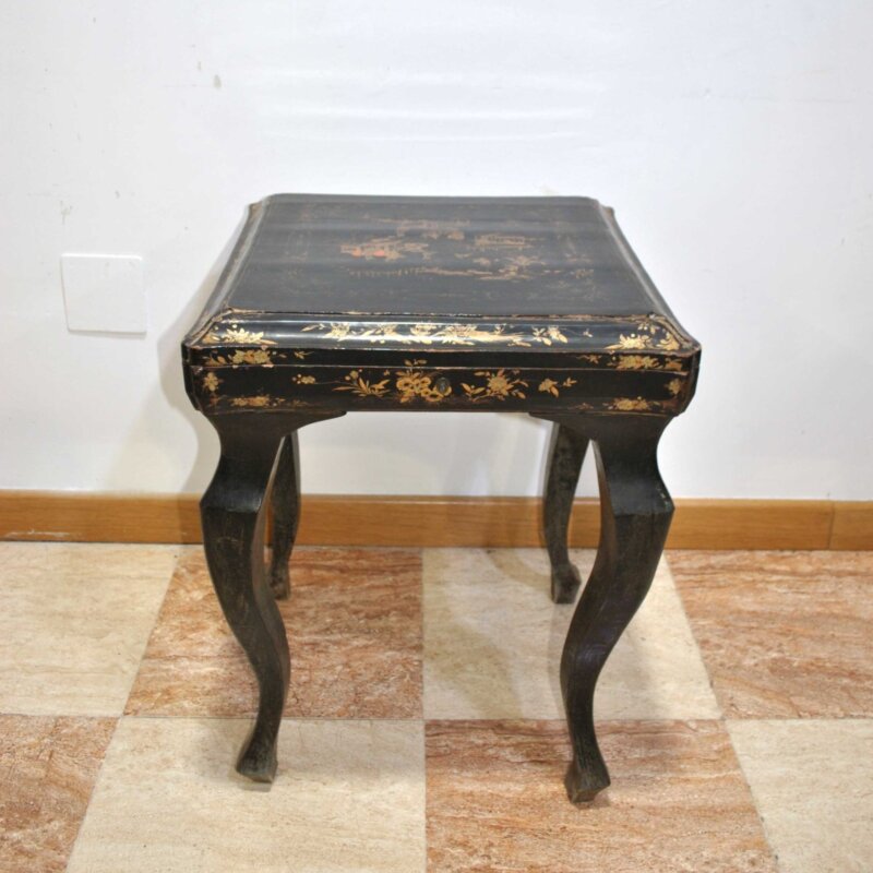 Mesa oriental lacada negra