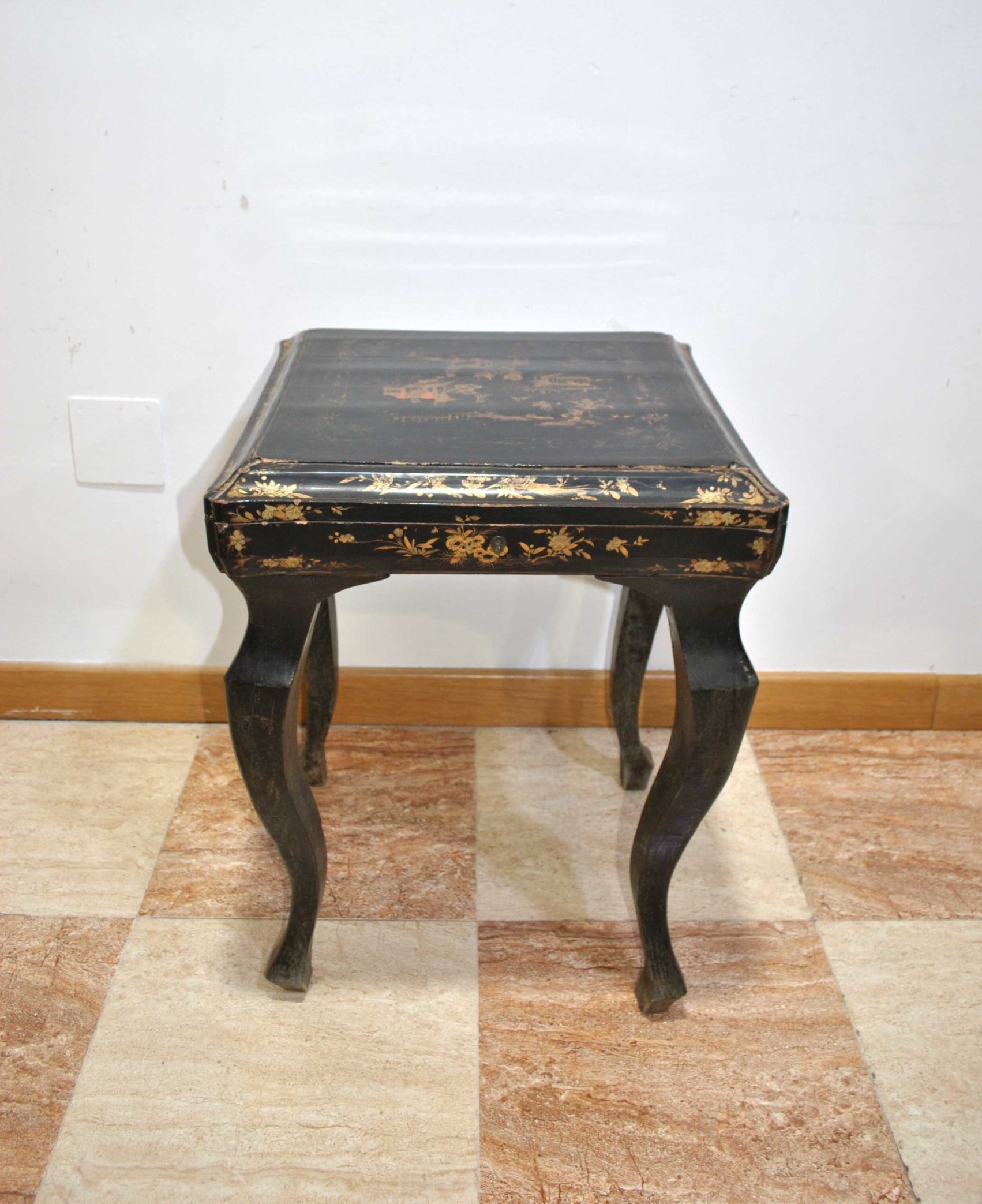 Mesa oriental lacada negra