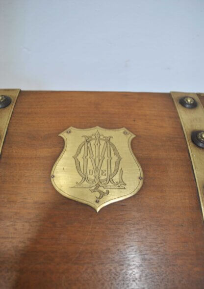 Cofre madera con herrajes bronce - Imagen 2