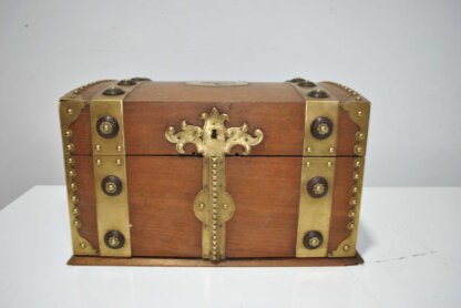 Cofre madera con herrajes bronce - Imagen 4