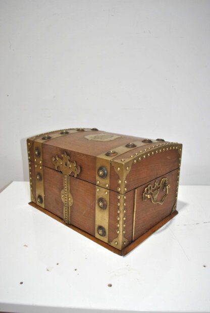 Cofre madera con herrajes bronce - Imagen 5