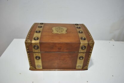 Cofre madera con herrajes bronce - Imagen 7