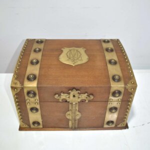 Cofre madera con herrajes bronce