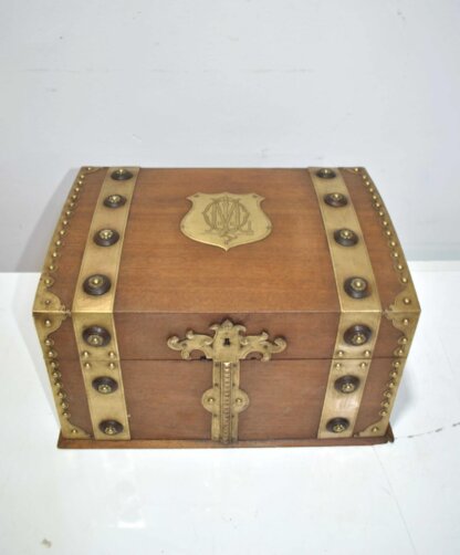 Cofre madera con herrajes bronce