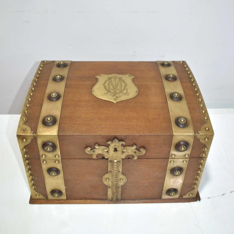 Cofre madera con herrajes bronce