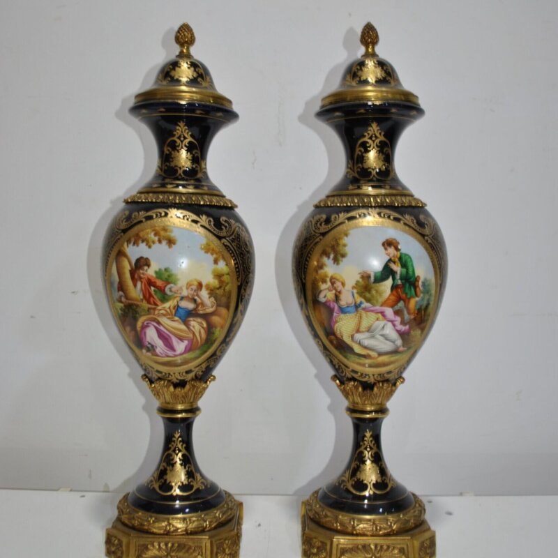 Pareja jarrones escenas románticas