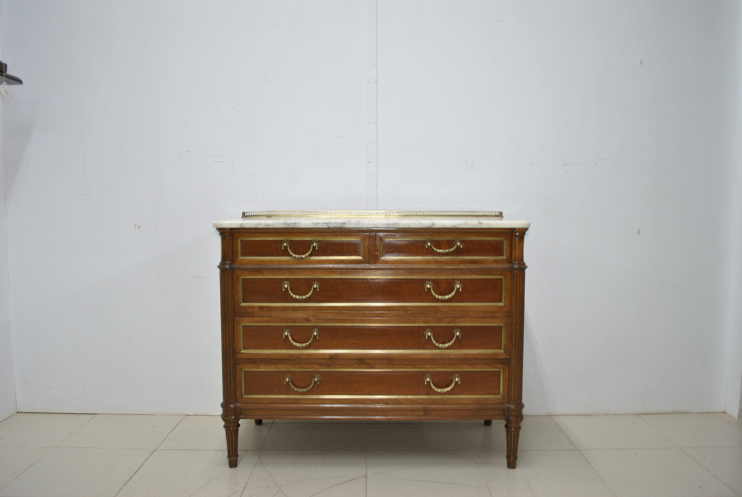 Cómoda Luis XVI de madera