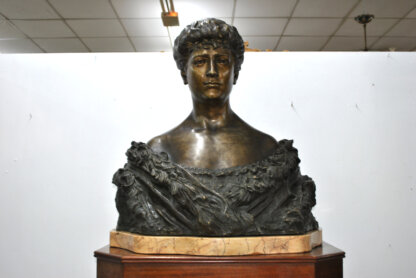 Busto bronce femenino M. Balarín