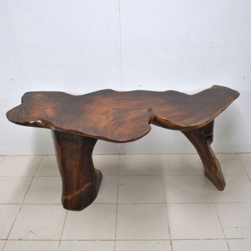 Mesa madera tallada contemporánea