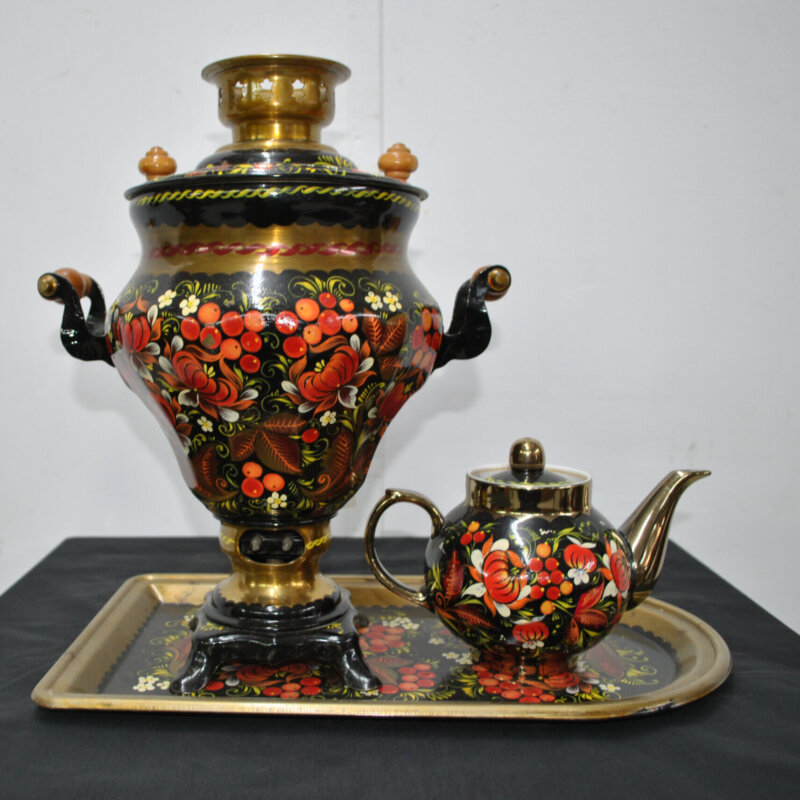 Samovar con tetera y bandeja
