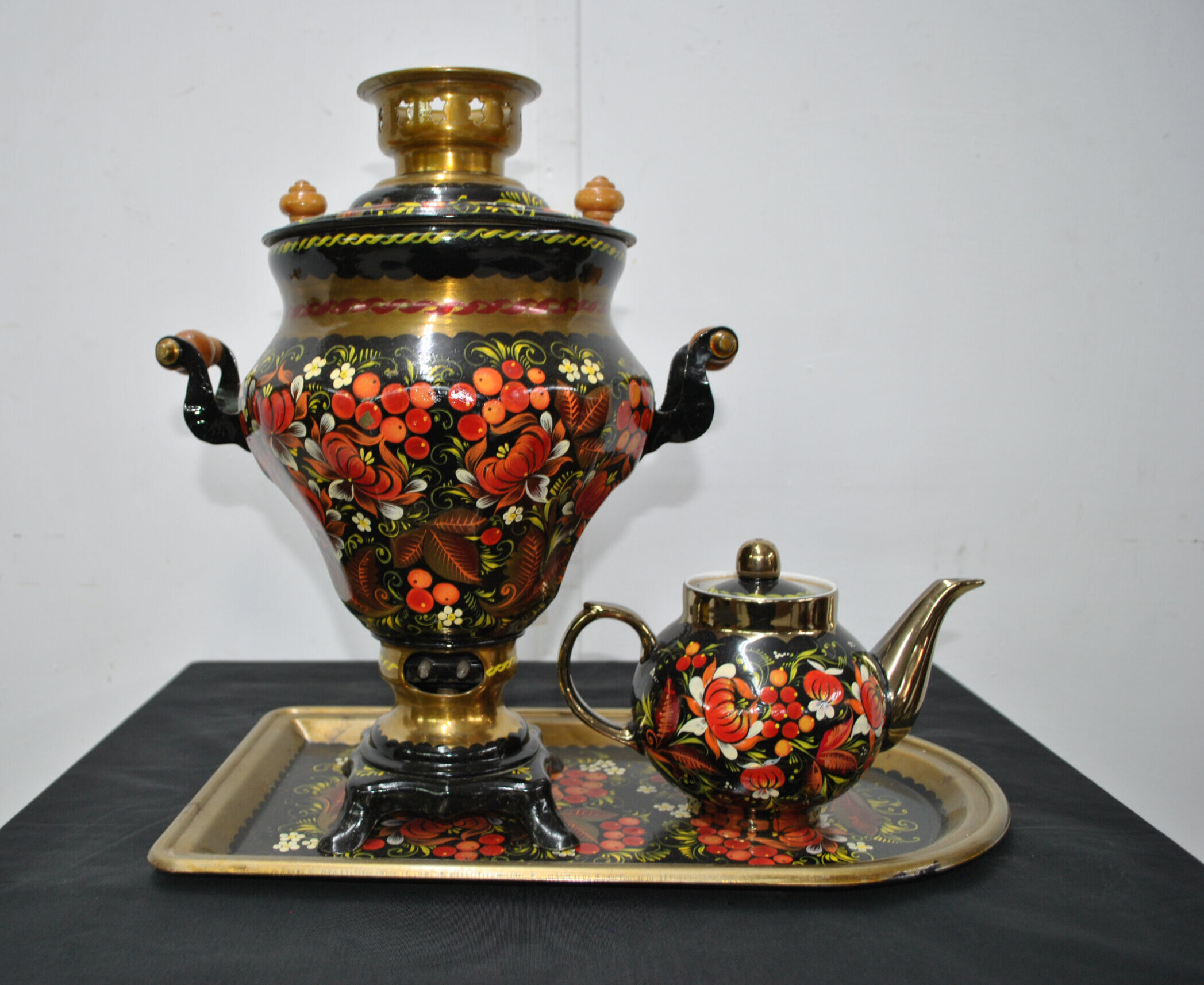 Samovar con tetera y bandeja