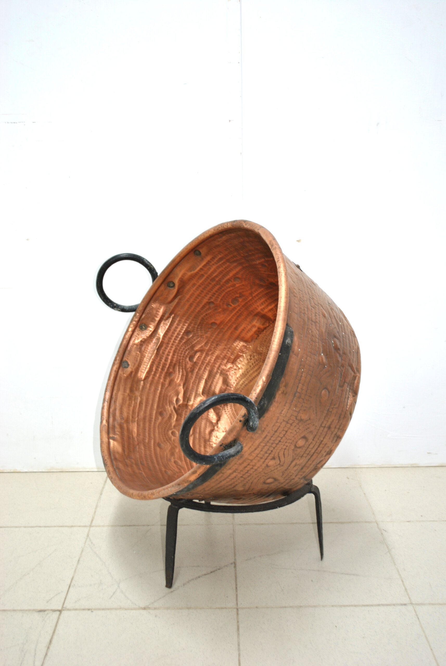 Caldero cobre martillado con patas - Imagen 2