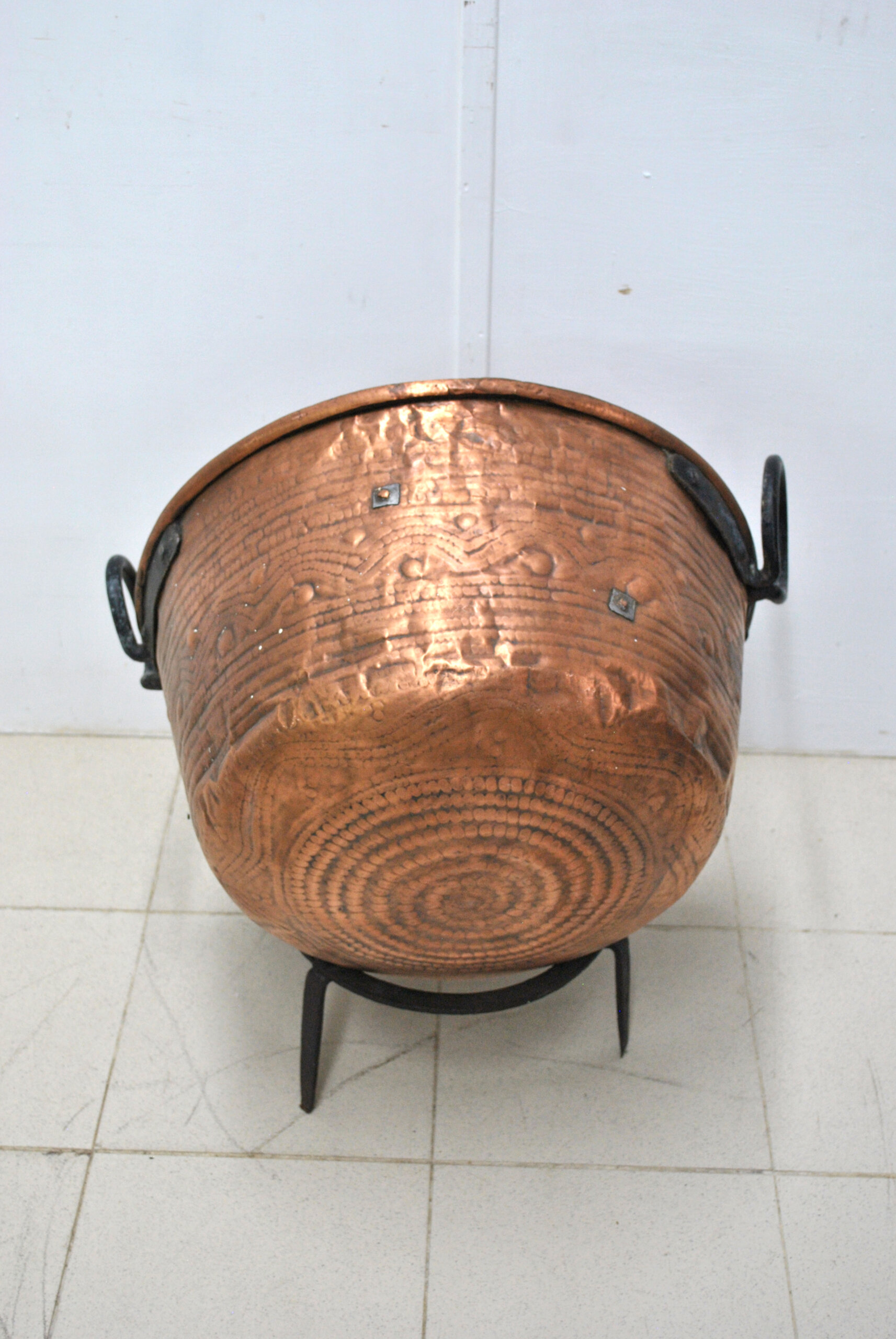 Caldero cobre martillado con patas - Imagen 4