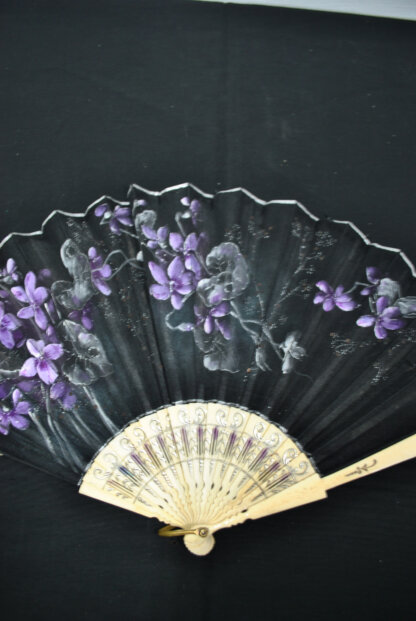 Abanico pintado flores violetas - Imagen 2
