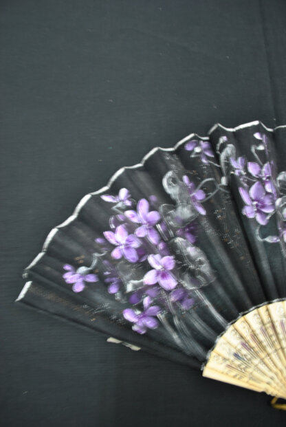 Abanico pintado flores violetas - Imagen 4