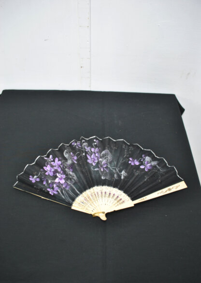 Abanico pintado flores violetas