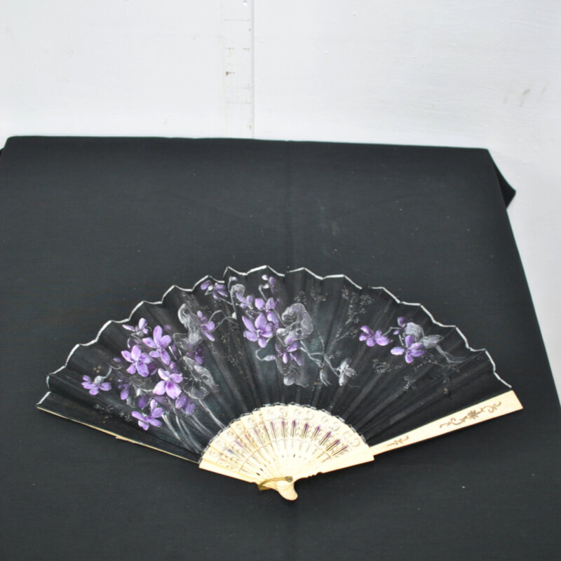Abanico pintado flores violetas