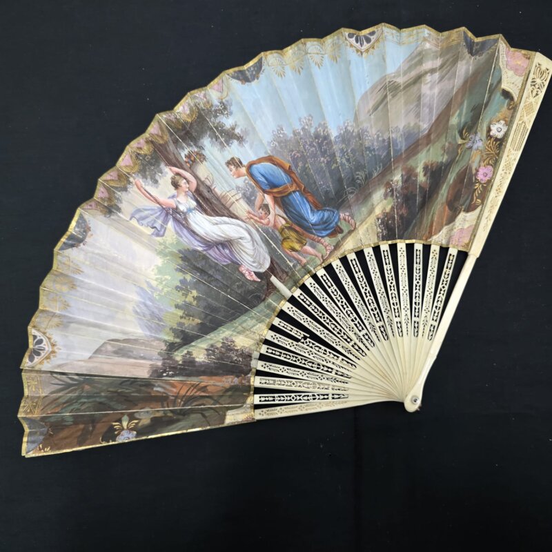 Abanico beige y paisaje natural